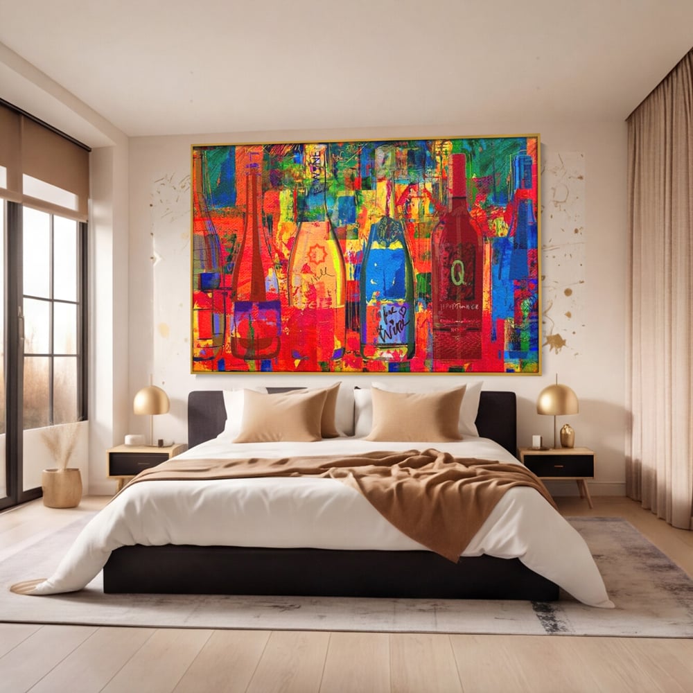 Tablou canvas cu tablou canvas cu sticle colorate de vin, in rama de aluminiu auriu, pe perete intr-un dormitor